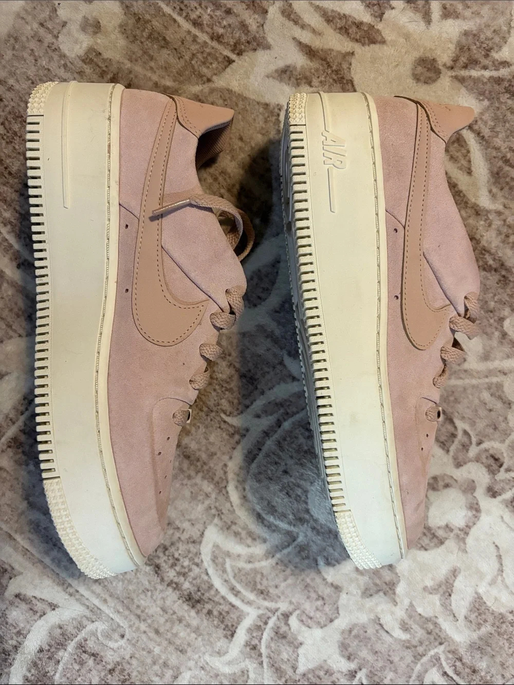 Nike sleek low